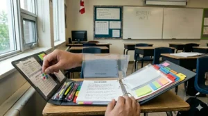 EN: Transparent pocket dividers for high school subject organization.